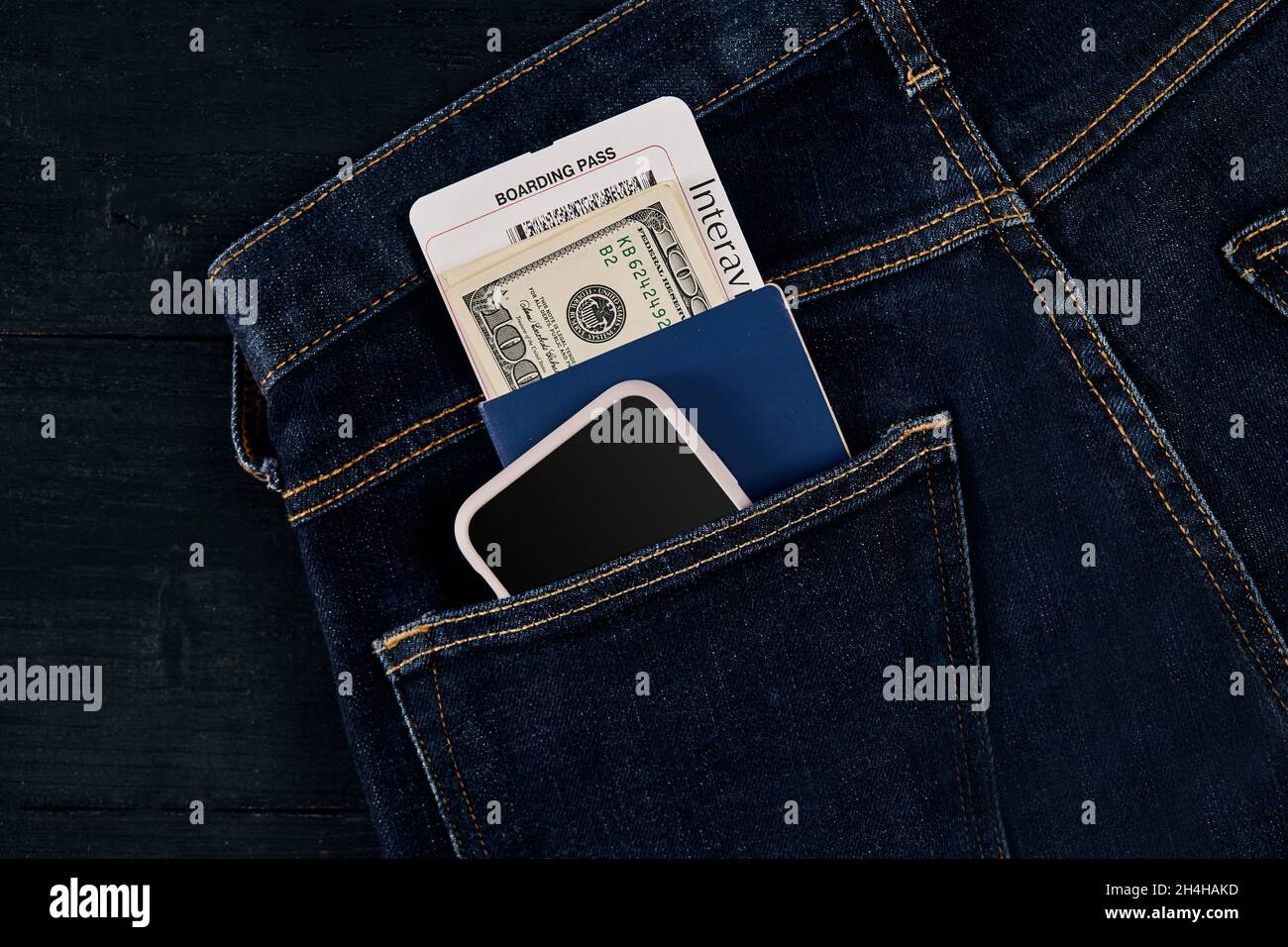 Dollar, smart, Pass und Flugticket in der Tasche Jeans Stockfotografie -  Alamy
