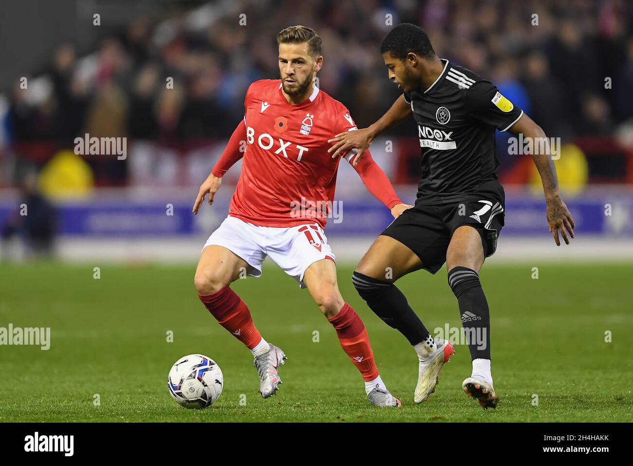 NOTTINGHAM, GROSSBRITANNIEN. 2. NOVEMBER Philip Zinkernagel von Nottingham Forest und Rhian Brewster von Sheffield United während des Sky Bet Championship-Spiels zwischen Nottingham Forest und Sheffield United am Dienstag, den 2. November 2021, auf dem City Ground in Nottingham. (Kredit: Jon Hobley | MI News) Stockfoto