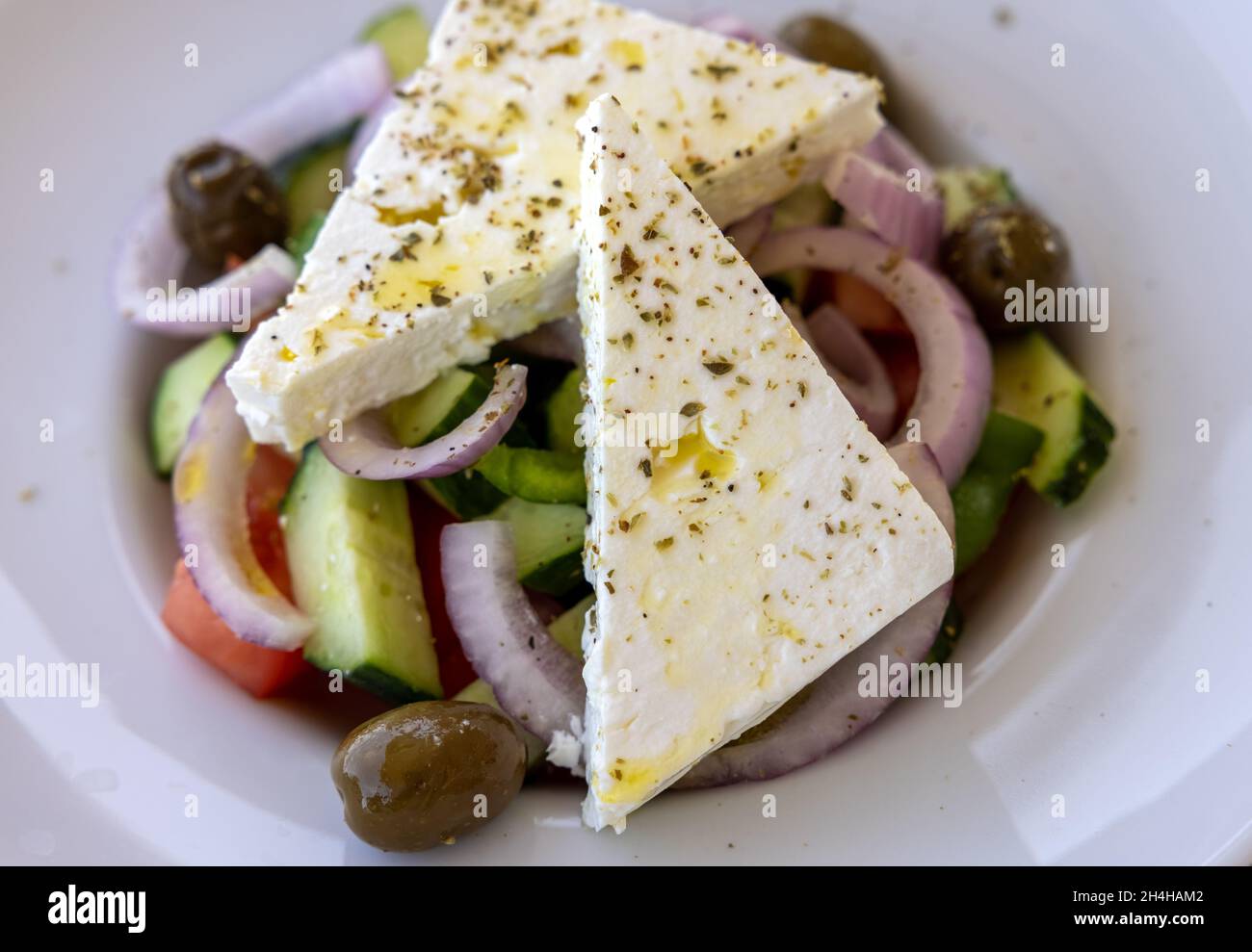 Griechischer Salat mit Feta-Käse. Typisch leckeres griechisches Mittagessen Stockfoto