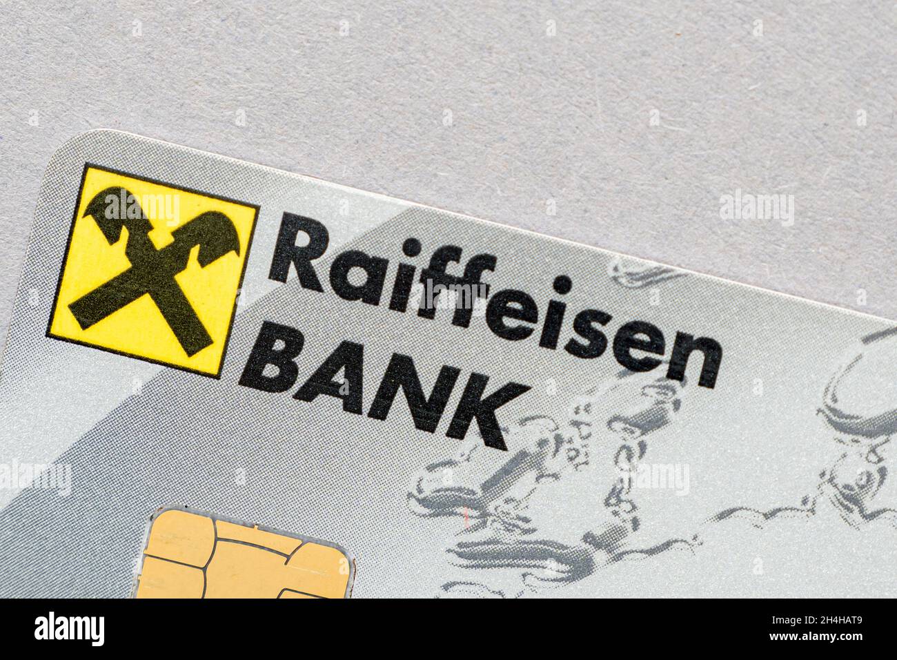 MOSKAU - NOV 01: Logo der Raiffeisenbank auf Plastikkarte, Draufsicht, in Moskau, November 01. 2021 in Russland. Stockfoto