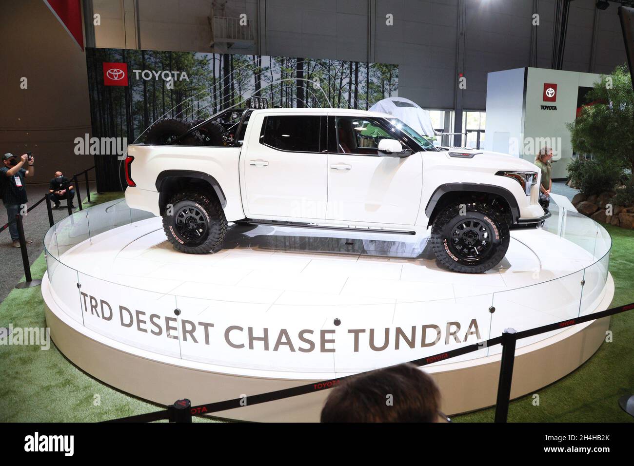 Las Vegas, NV, USA. November 2021. 2022 Toyota Tundra TRD pro bei einem öffentlichen Auftritt zur SEMA Show 2021 - DI, Las Vegas Convention Center, Las Vegas, NV 2. November 2021. Kredit: JA/Everett Collection/Alamy Live Nachrichten Stockfoto