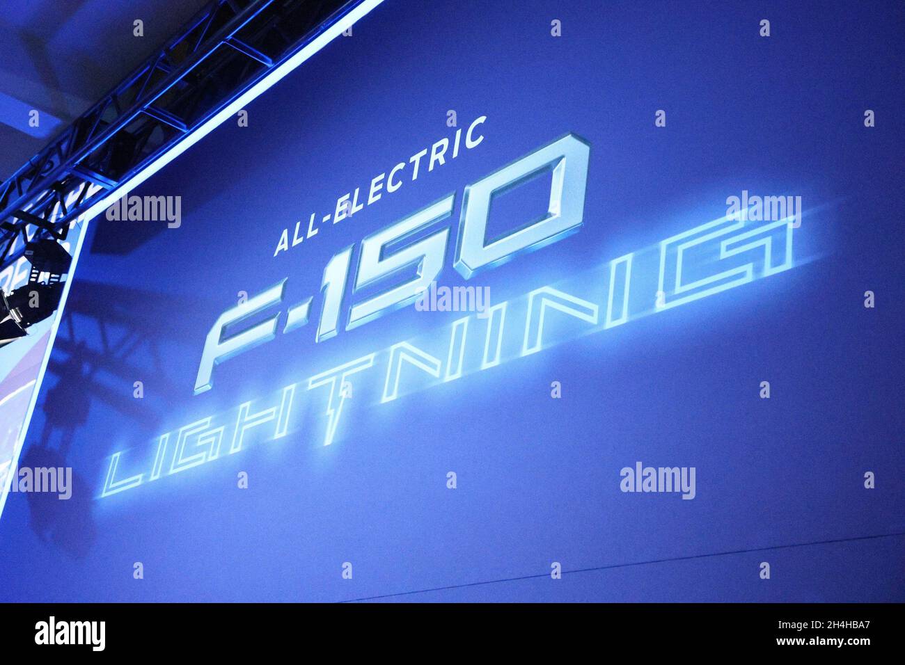 Las Vegas, NV, USA. November 2021. All-Electric 2022 Ford F-150 Lightning Schild bei einem öffentlichen Auftritt für die SEMA Show 2021 - DI, Las Vegas Convention Center, Las Vegas, NV 2. November 2021. Kredit: JA/Everett Collection/Alamy Live Nachrichten Stockfoto