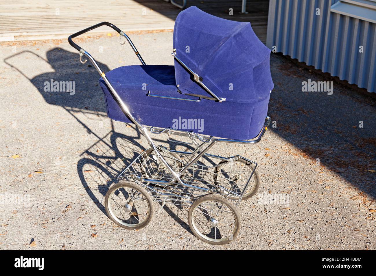 Ein blauer Kinderwagen mit Retro-Feeling Stockfoto