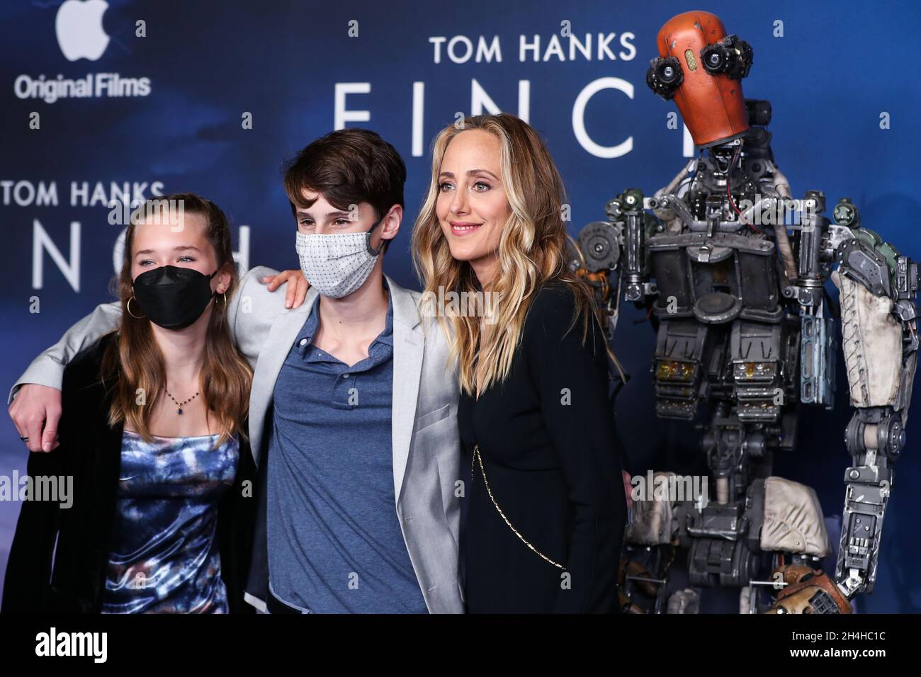 West Hollywood, Usa. November 2021. WEST HOLLYWOOD, LOS ANGELES, KALIFORNIEN, USA - 02. NOVEMBER: Ora Duplass, Leo Boyer und die Schauspielerin Kim Raver kommen zur Los Angeles Premiere von Apple Original Films' 'Finch', die am 2. November 2021 im Pacific Design Center in West Hollywood, Los Angeles, Kalifornien, USA, stattfand. (Foto: Xavier Collin/Image Press Agency/Sipa USA) Quelle: SIPA USA/Alamy Live News Stockfoto