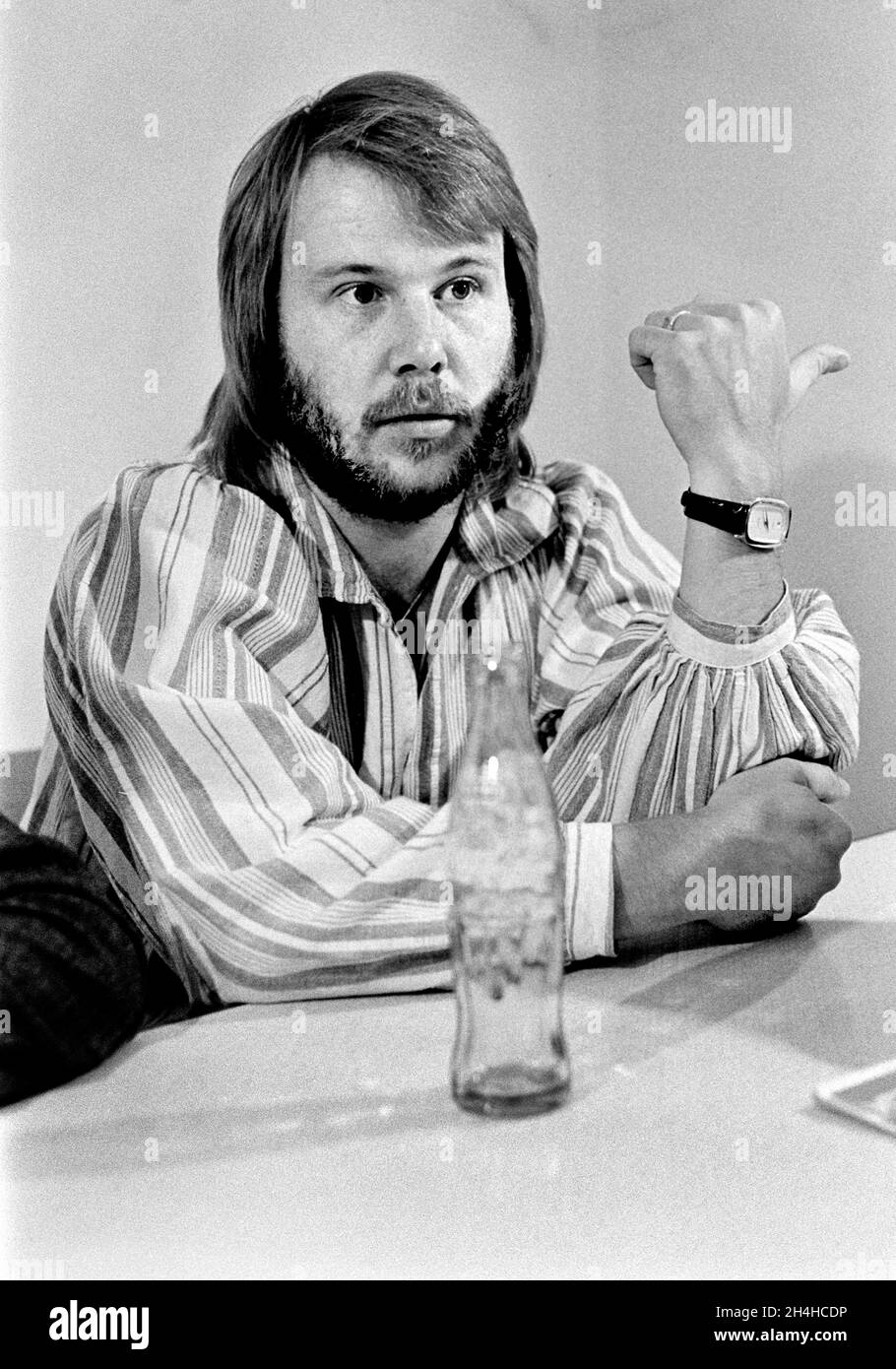 Die schwedische Popgruppe Abba-Mitglied Benny Andersson in der Garderobe vor einem Konzert im Gamleby Folkpark in Vastervik, Schweden, am 9. Juli 1975, während der „Abba Folkpark Tour 1975“.Foto: Christer Kindahl / Kamerabild / TT News Agency / Code 3019 Stockfoto