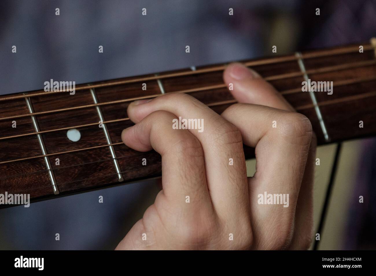 Hand spielen meisterhaft auf einer Gitarre. Stockfoto