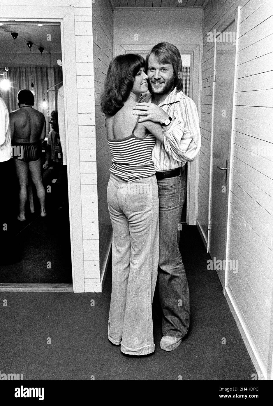 Die schwedischen Popgruppen Abba, Anni-Frid Lyngstad und Benny Andersson, umarmen sich in der Garderobe vor einem Konzert im Gamleby Folkpark in Vastervik, Schweden, am 9. Juli 1975, während der „Abba Folkpark Tour 1975“.Foto: Christer Kindahl / Kamerabild / TT News Agency / Code 3019 Stockfoto