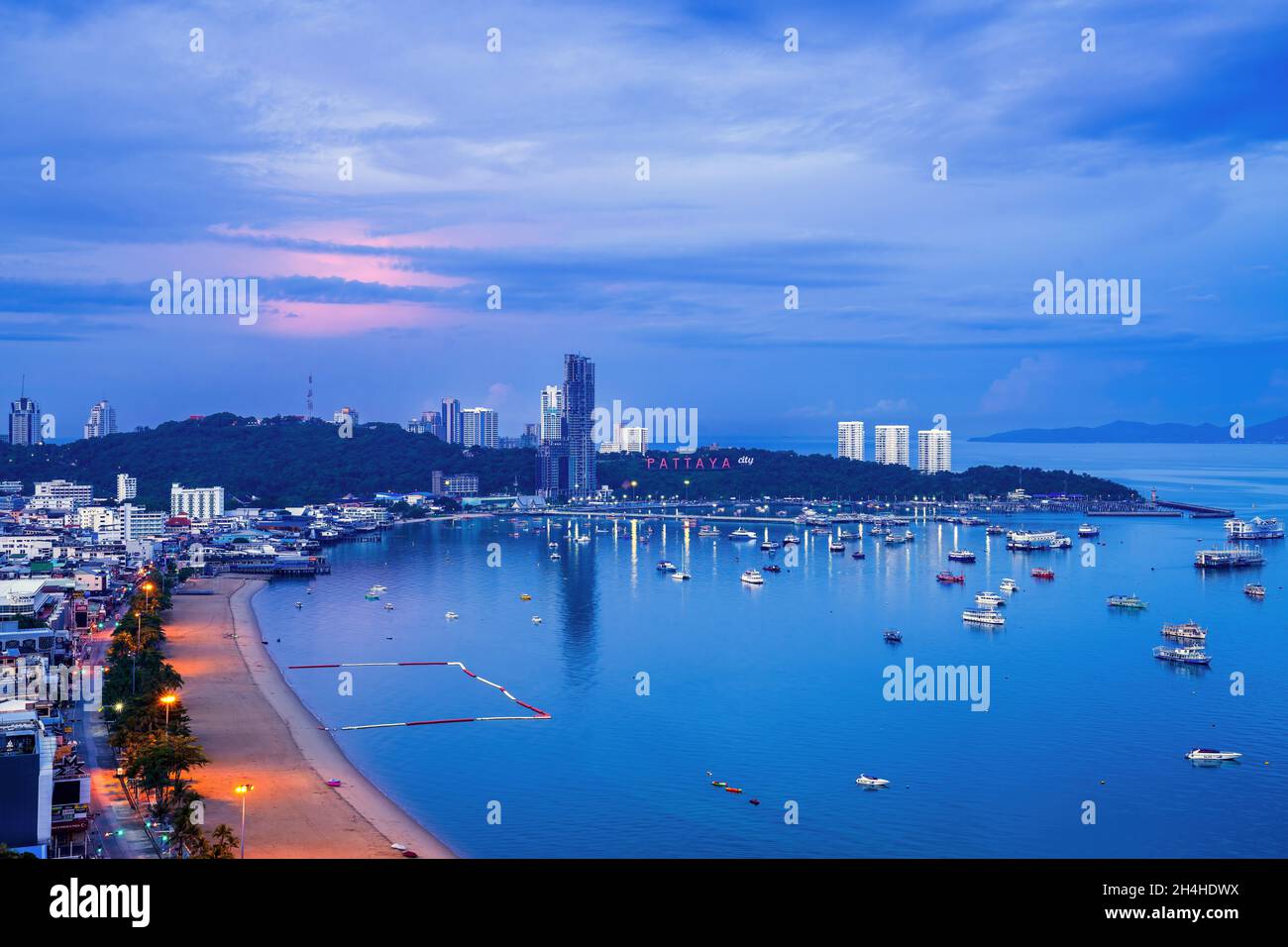 Pattaya, Chonburi Thailand – 02 2021. November: Sonnenaufgang am frühen Morgen an der Beach Road, Pattaya Beach am 2. Tag öffnet Thailand seine Grenzen für Touristen. Stockfoto