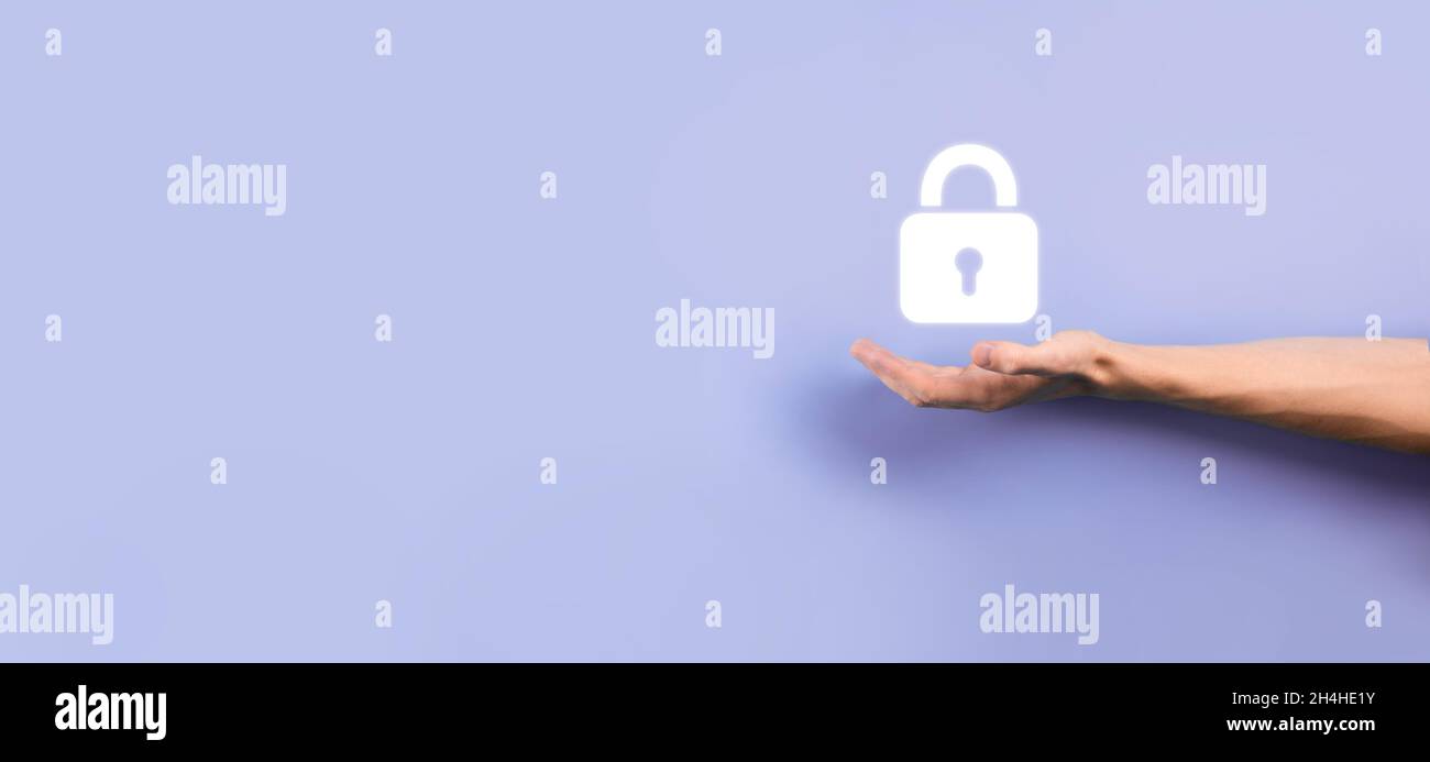 Cyber-Sicherheitsnetzwerk. Schloss-Symbol und Internet-Technologie-Vernetzung. Geschäftsmann zum Schutz personenbezogener Daten auf der virtuellen Schnittstelle. Daten p Stockfoto