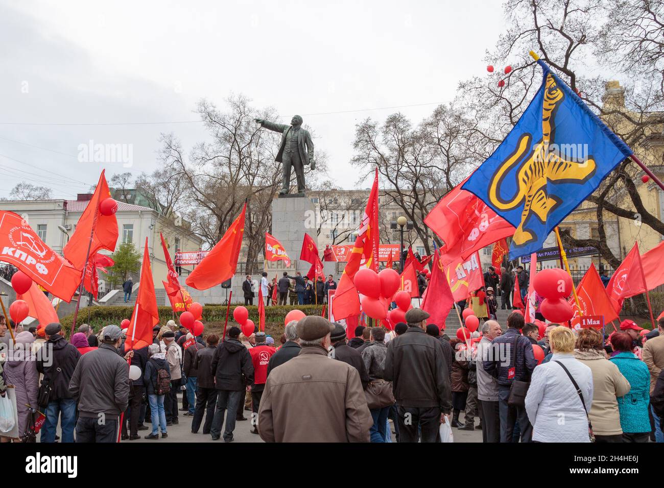 Wladiwostok, Russland - 1. Mai 2016: Treffen der politischen Partei der Kommunistischen Partei der Russischen Föderation an einem Denkmal für Lenin. Stockfoto