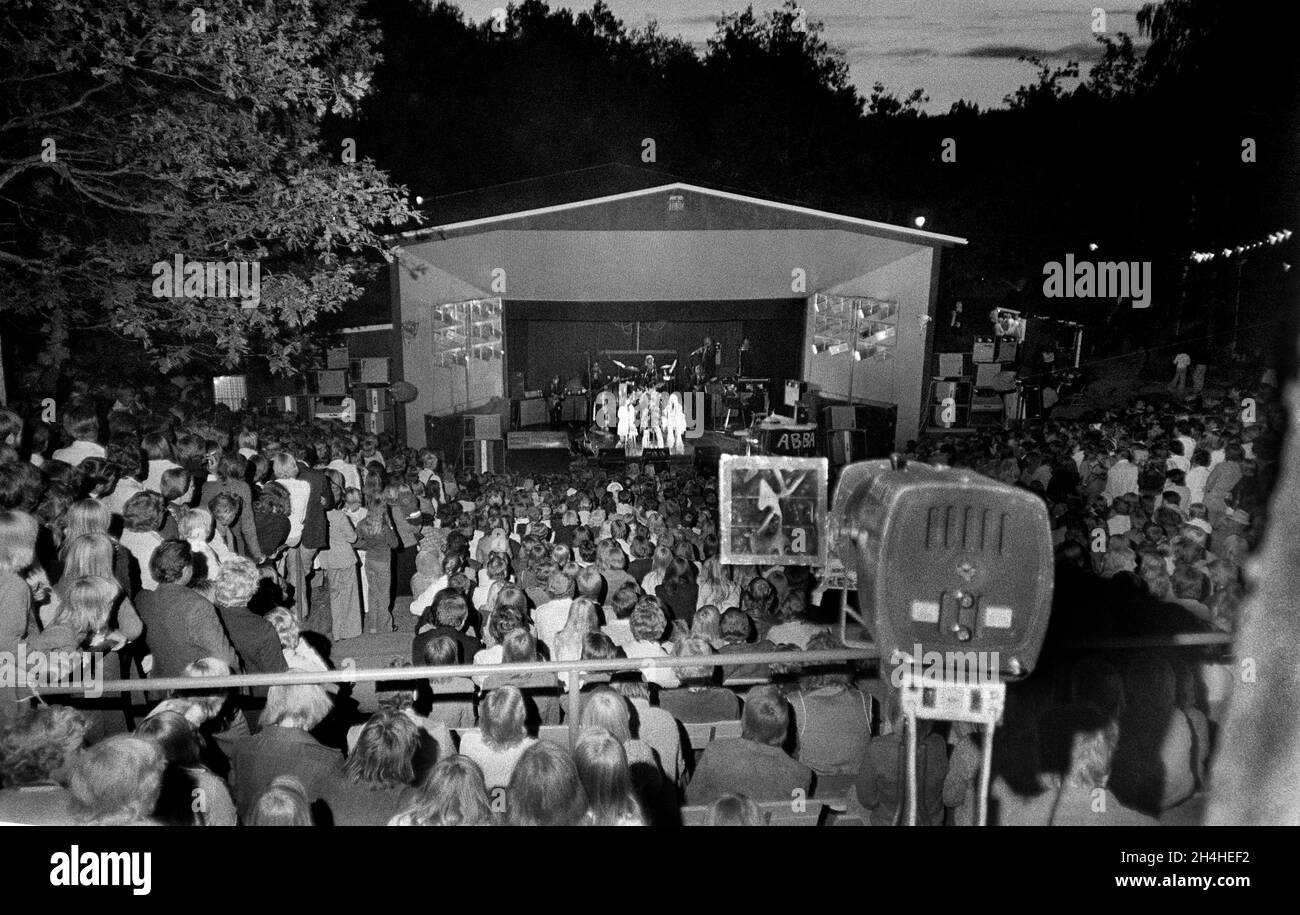 Ein Blick auf den Gamleby Folkpark in Vastervik, Schweden, während eines Konzerts mit der schwedischen Popgruppe Abba am 9. Juli 1975 während der „Abba Folkpark Tour 1975“.Foto: Christer Kindahl / Kamerabild / TT News Agency / Code 3019 75-64239 Stockfoto