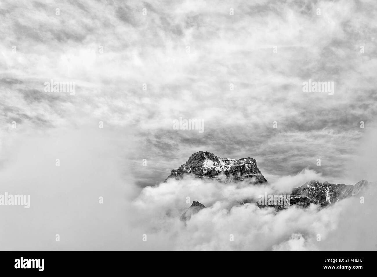 Die Scherbadung, umhüllt von Wolken (auch bekannt als Pizzo Cervandone) Stockfoto