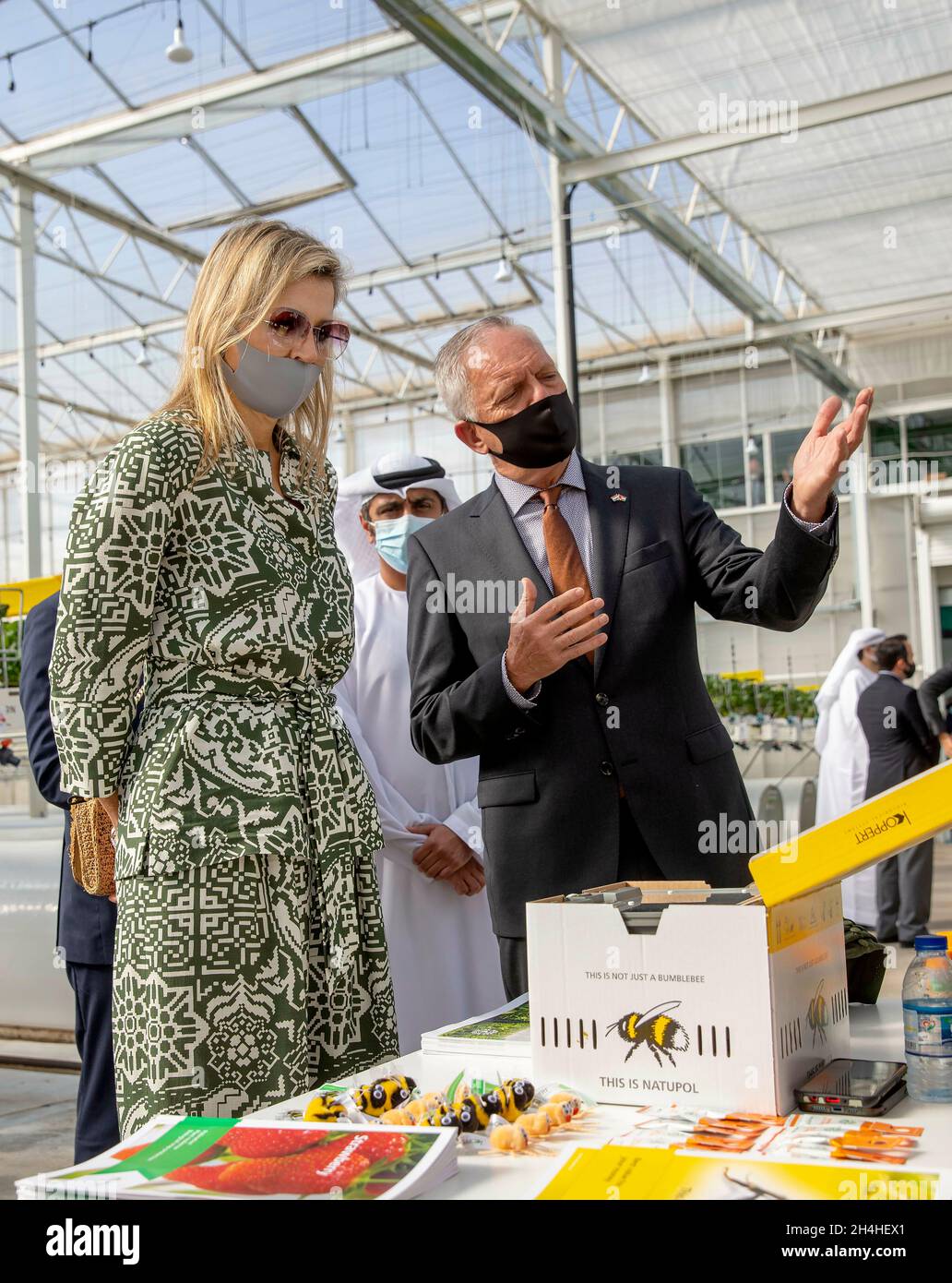 Abu Dhabi, 03. November 2021, Königin Maxima der Niederlande bei Pure Harvest in Abu Dhabi, am 03. November 2021, produziert Pure Harvest für einen Arbeitsbesuch inmitten der Wüste Tomaten, Erdbeeren und Salat auf nachhaltige Weise, Die verwendeten Technologien und das Know-how zur Entwicklung des Gewächshauses wurden von verschiedenen niederländischen Parteien bereitgestellt.Foto: Albert Nieboer/Netherlands OUT/Point de Vue OUT Stockfoto