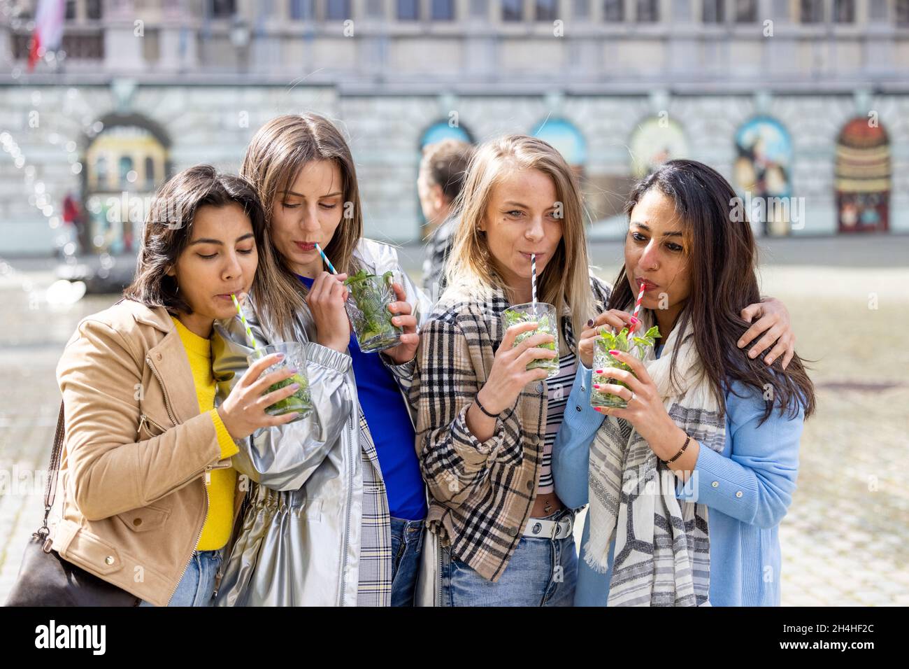 Antwerpen, Belgien, 21. Mai 2021, Muti Ethnische Gruppe von Freundinnen, die Spaß haben, Cocktails im Freien in der Stadt im Bar-Restaurant zu trinken. Hochwertige Fotos Stockfoto