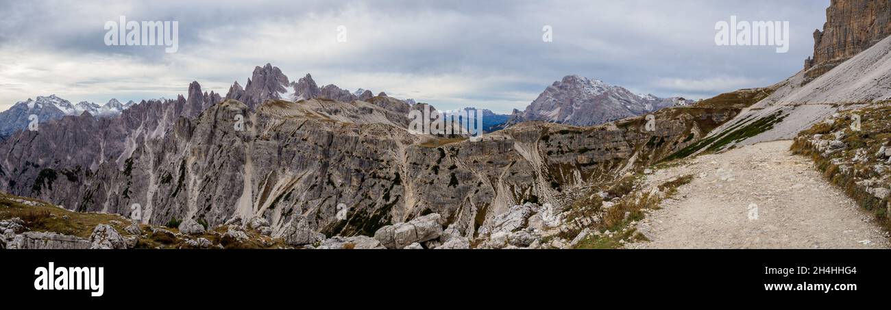 Panoramablick auf die berühmten Dolomitengipfel, den Nationalpark Tre Cime di Lavaredo, die Dolomiten, Südtirol, Italien Stockfoto