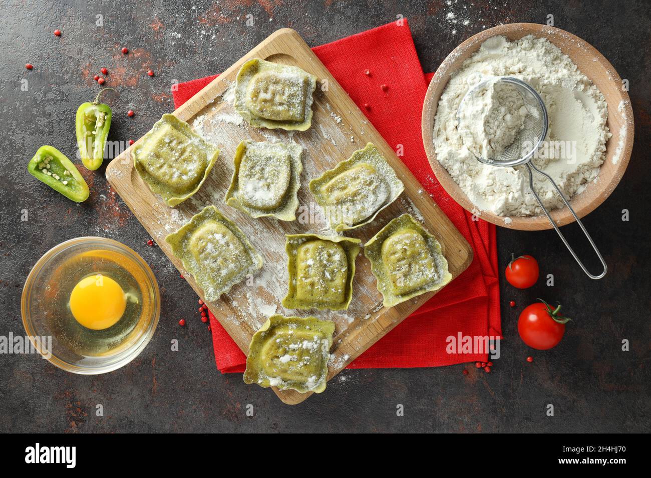 Konzept des Kochens von Ravioli auf dunklem Hintergrund Stockfoto