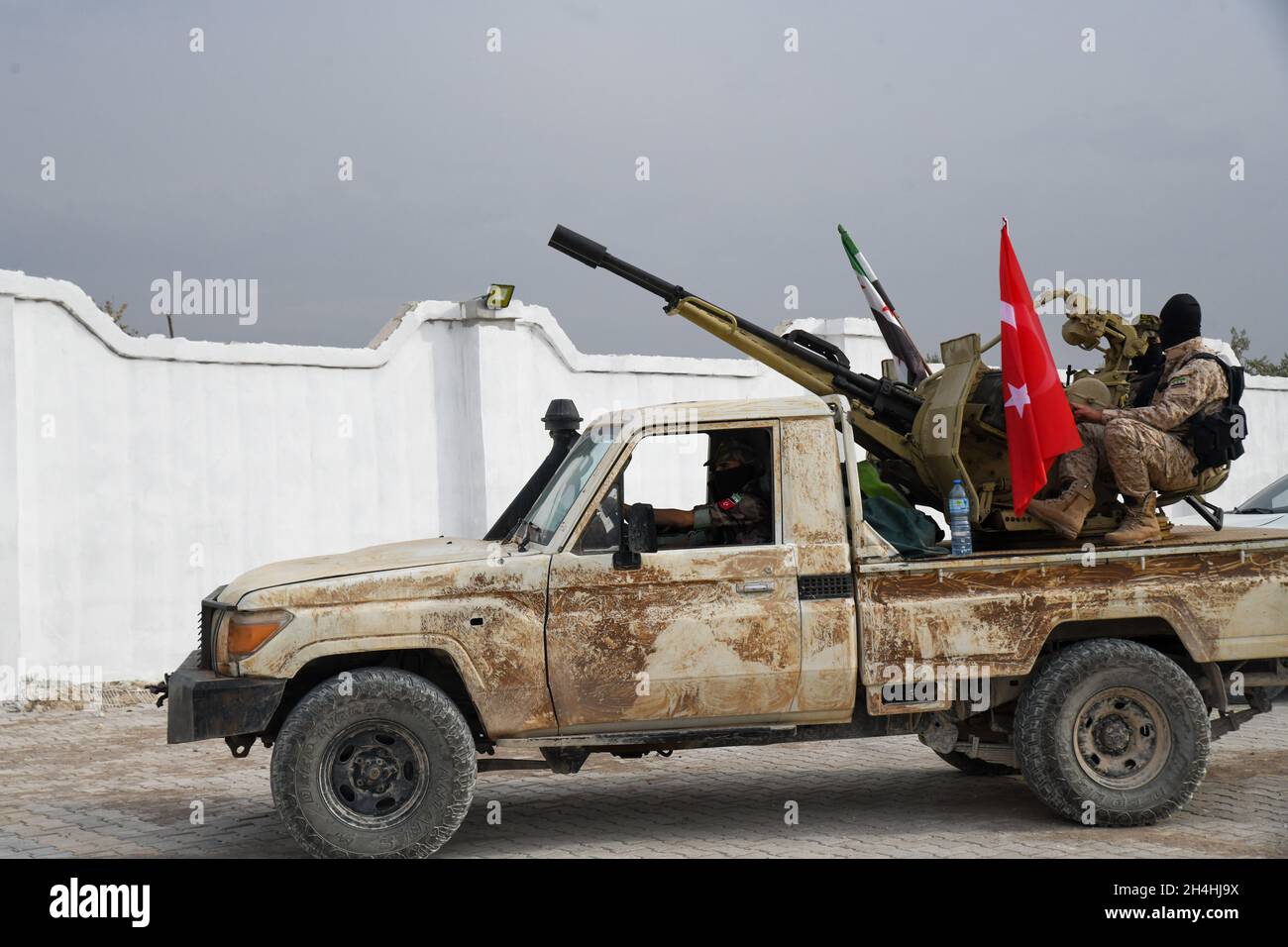 Von der Türkei unterstützte syrische Rebellenkämpfer nehmen am 31. Oktober 2021 an einer Militärübung auf dem Land von Afrin in der von den Rebellen gehaltenen Provinz Aleppo Teil Stockfoto