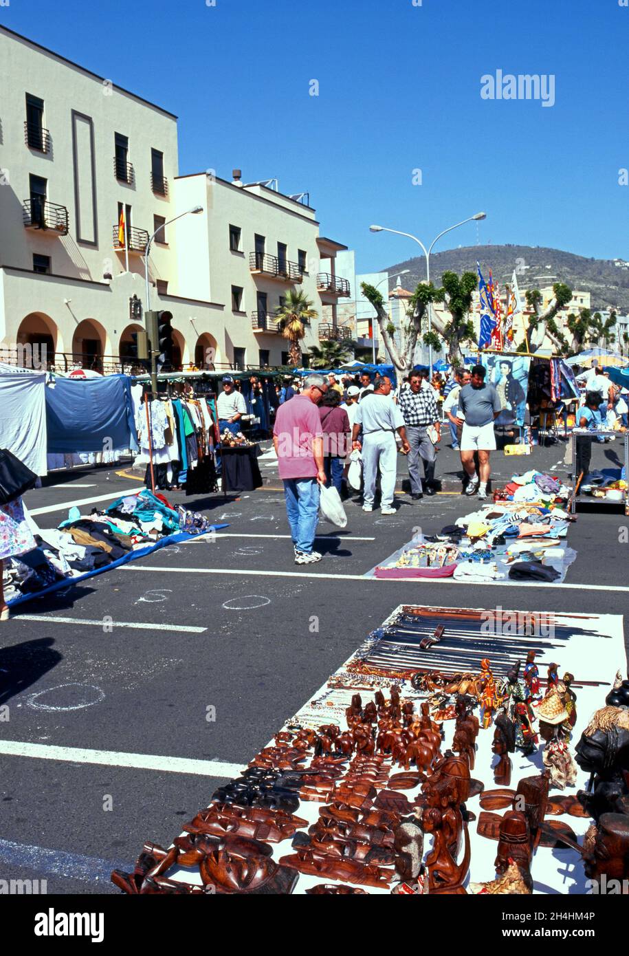 Menschen, die auf dem Straßenmarkt herumlaufen, Santa Cruz, Teneriffa, Kanarische Inseln, Teneriffa, Spanien. Stockfoto