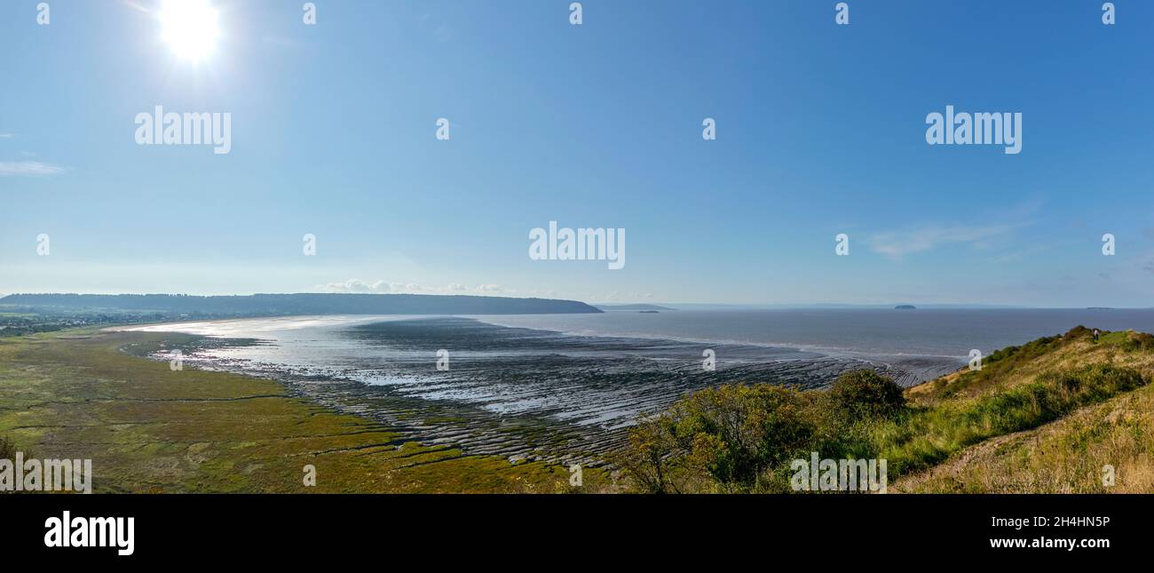Sand Bay von Sand Point Somerset Panorama mit Weston super Mare in der Ferne und steilen Holm Insel Stockfoto