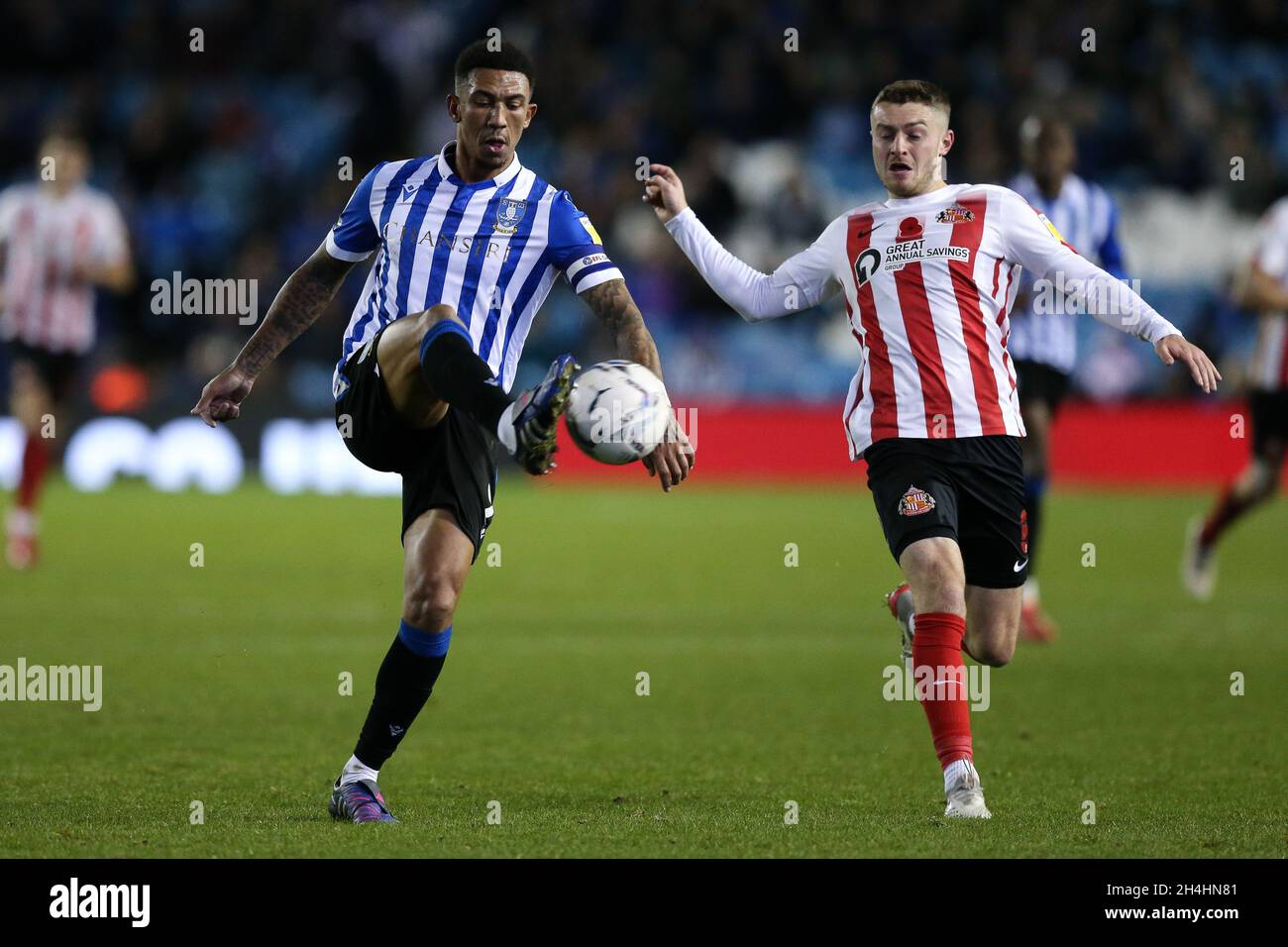 Sheffield, England, 2. November 2021. Liam Palmer von Sheffield Wednesday (l) und Elliot Embleton von Sunderland kämpfen während des Spiels der Sky Bet League 1 in Hillsborough, Sheffield, um den Ball. Bildnachweis sollte lauten: Isaac Parkin / Sportimage Kredit: Sportimage/Alamy Live News Stockfoto