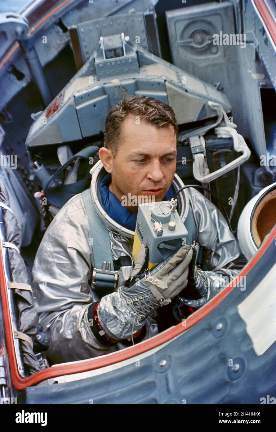 Astronaut Elliot M. See, Jr., Inside Gemini Static Article (SA)-5 Raumsonde vor dem Wasserausbruch-Training im Golf von Mexiko. Astronaut See ist Pilot für die Gemini-5 Backup Crew. 1965-07-16 Stockfoto