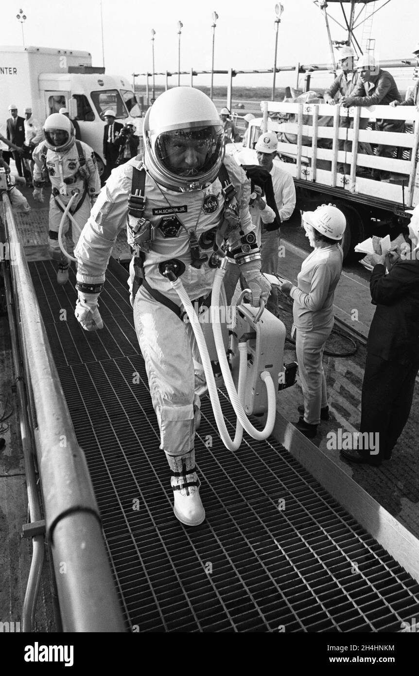 (12. Dezember 1965) --- die Astronauten Walter M. Schirra Jr. (Vordergrund), Kommandopilot; und Thomas P. Stafford, Pilot, kommen während des Vorstarts von Gemini-6 auf Pad 19. Die NASA hat Gemini-6 als zweitägige Mission im All geplant. Am 12. Dezember 1965 wurde versucht, Gemini-6 um 9:54 Uhr (EST) zu starten. Sekunden nach der Zündung wird der Motor der ersten Stufe des Gemini-6 jedoch aufgrund eines fehlerhaften Auslösens eines Abschaltstopfens der Nabelschnur abgeschaltet Stockfoto