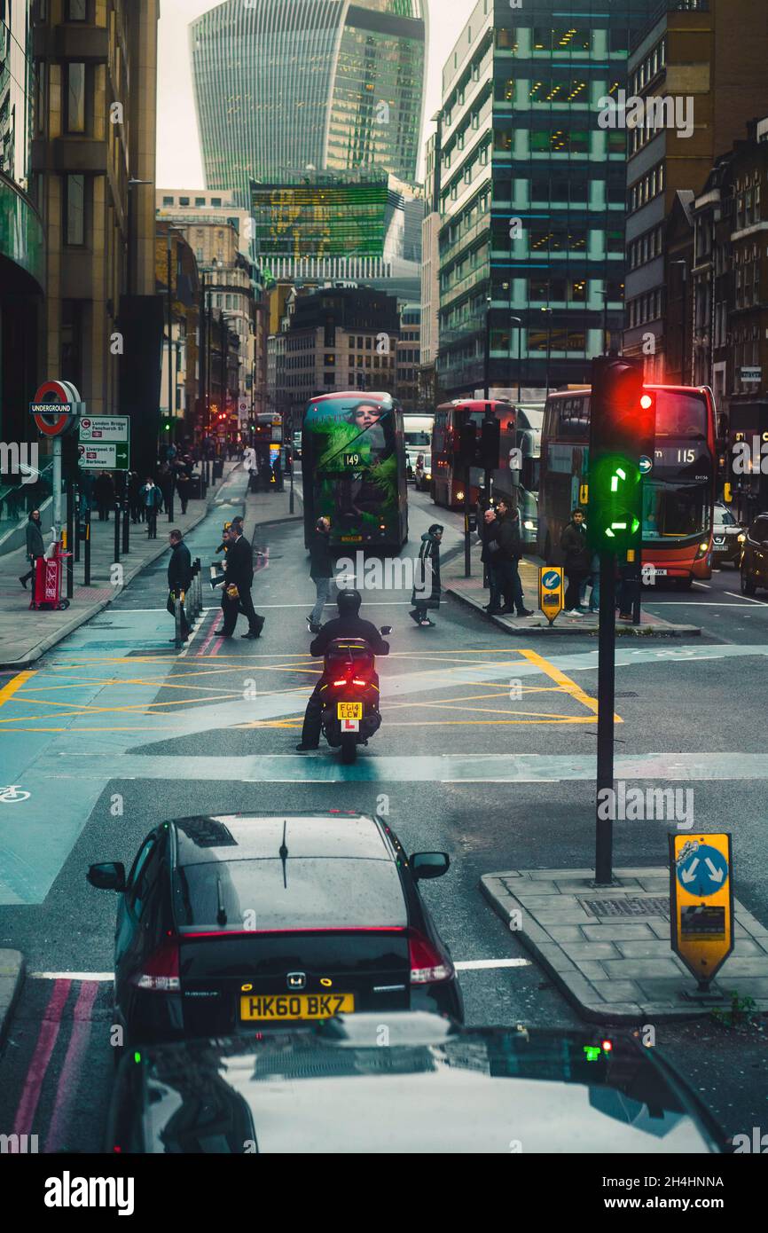 London, Großbritannien. Januar 2021. Personen gehen im Winter über eine Straße in London. Im Hintergrund sieht man das 20 Fenchurch Street Hochhaus. Autos, Busse und Motorräder füllen die Straße. * Personen, die im Winter in London über eine Straße laufen. Im Hintergrund sieht man den Wolkenkratzer der Fenchurch Street 20. Autos, Busse und Motorräder füllen die Straßen. (Foto: Alexander Pohl/Sipa USA) Quelle: SIPA USA/Alamy Live News Stockfoto