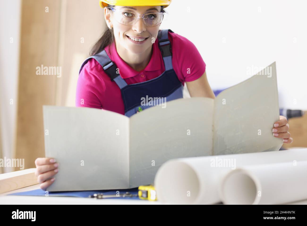 Nette Frau Architektin, die mit Zeichnungen arbeitet Stockfoto