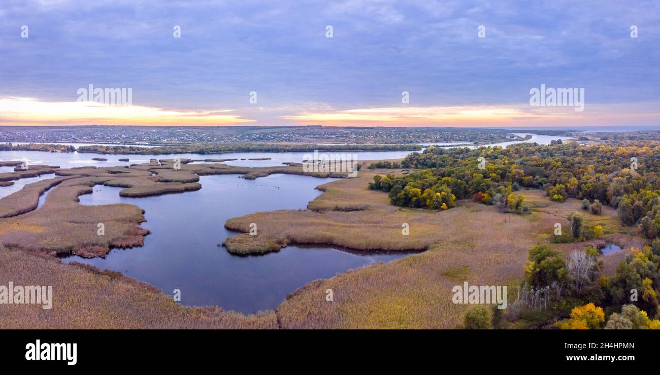 Panorama des Flusses und des farbenfrohen Herbstwaldes. Luftaufnahme von der Drohne. Stockfoto