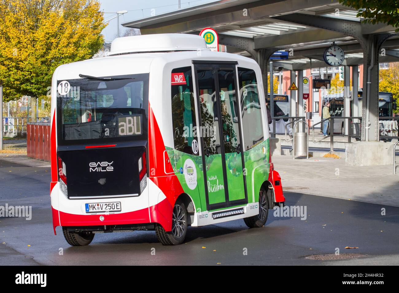 Autonom fahrende Elektrobusse fahren auf einer 1.5 km langen Strecke zwischen dem Bahnhof und dem Campus der Fachhochschule Südwest Stockfoto