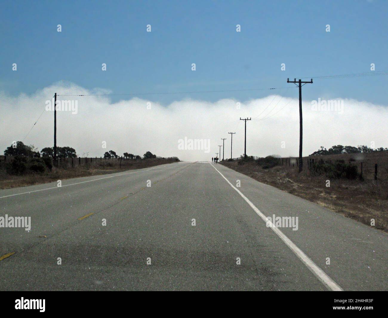 Nebel verdunkelt die Straße auf dem kalifornischen Big Sur Stockfoto