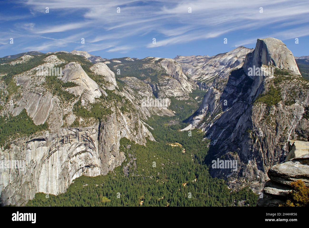 Yosemite National Park: Der Half Dome und das Yosemite Valley vom Glacier Point. Stockfoto