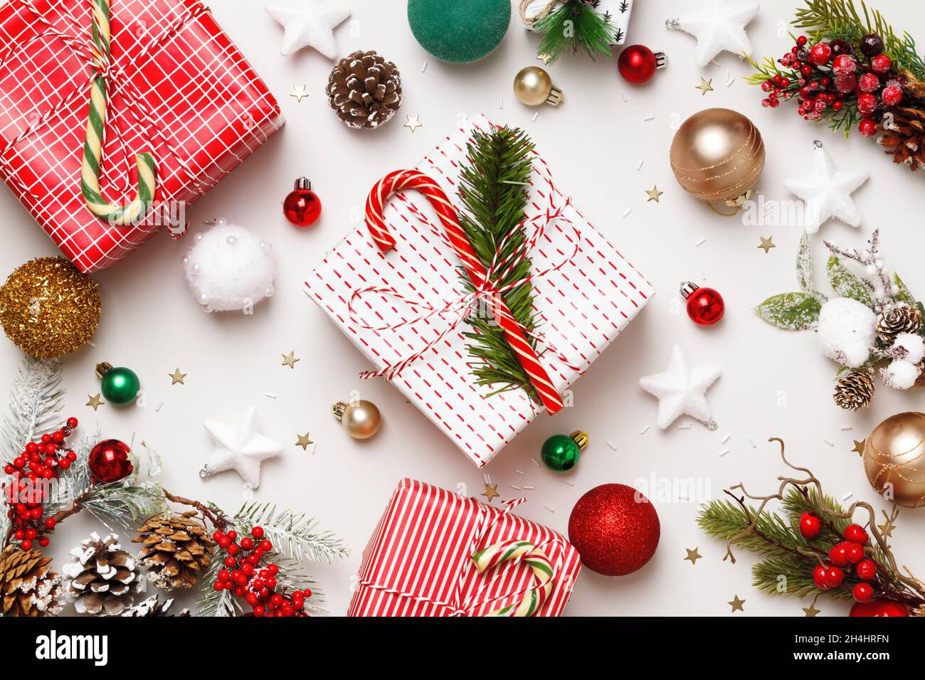 Neujahrswinterkonzept. Weihnachtskisten mit Kugeln aus Tannenzweigen von Geschenken auf weißem Hintergrund. Flach liegend, Draufsicht Stockfoto