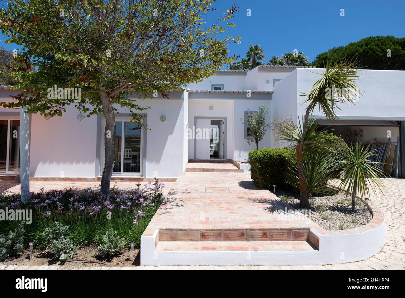 Vorderseite einer neu renovierten Villa weiß gestrichen Stockfoto