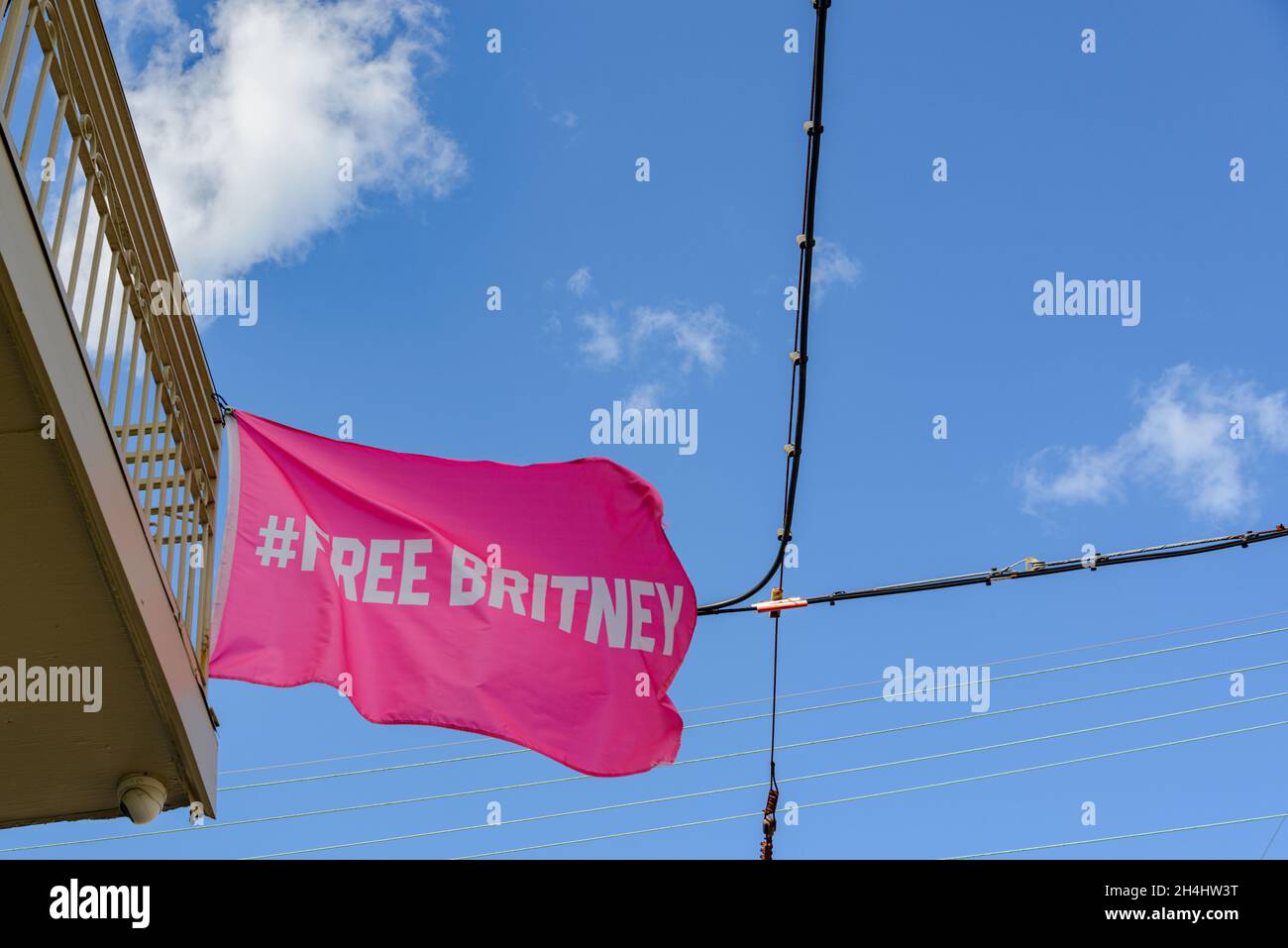 29. Oktober 2021: Die pinke 'Free Britney'-Flagge flatscht in der Brise auf einem Gebäude in Uptown New Orleans, LA, USA Stockfoto
