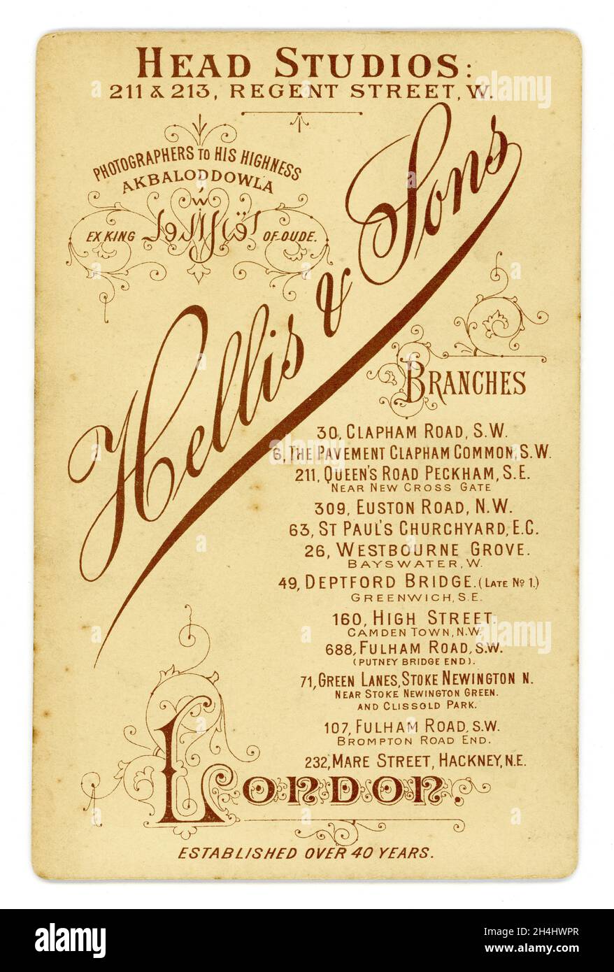 Rückseite der originalen spätviktorianischen oder frühen edwardianischen Kabinettkarte - von Hellis & Sons, London, das das Studio mit den meisten Filialen im London des 19. Jahrhunderts war. London, Großbritannien um 1900 oder 1901 Stockfoto