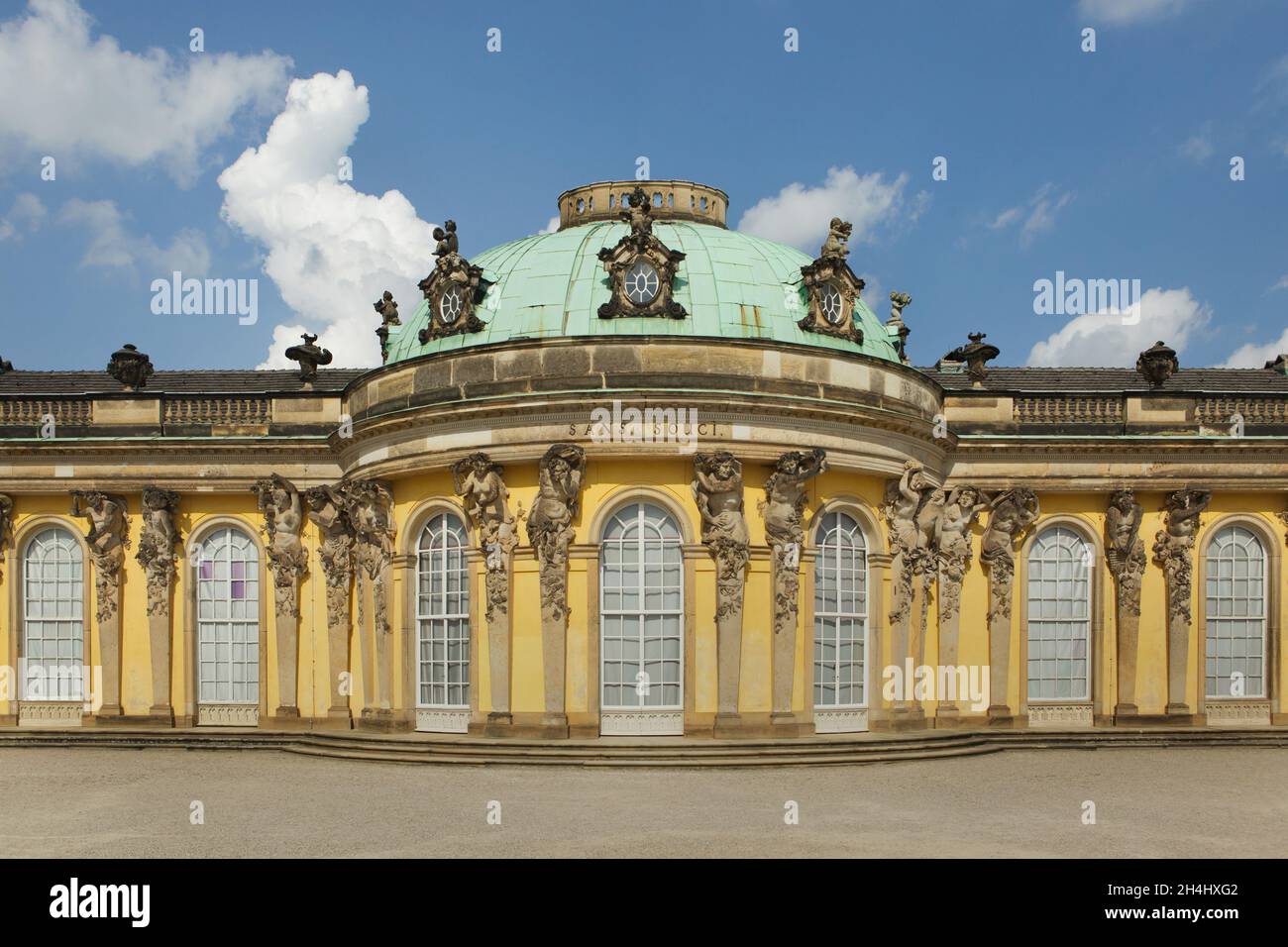 Gartenfassade des Schlosses Sanssouci im Park Sanssouci in Potsdam. Das Königspalast des deutschen Architekten Georg Wenzeslaus von Knobelsdorff wurde zwischen 1745 und 1747 im frderizianischen Rokoko-Stil (Friderizianisches Rokoko) erbaut. Stockfoto