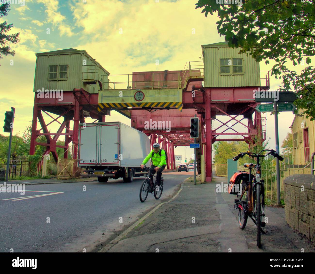 Die White Cart Bridge ist eine Scherzer Rolling Lift Bascule Bridge, Inchinnan, Schottland ok A8 Road in Renfrew, die von William Arrol entwickelt wurde Stockfoto