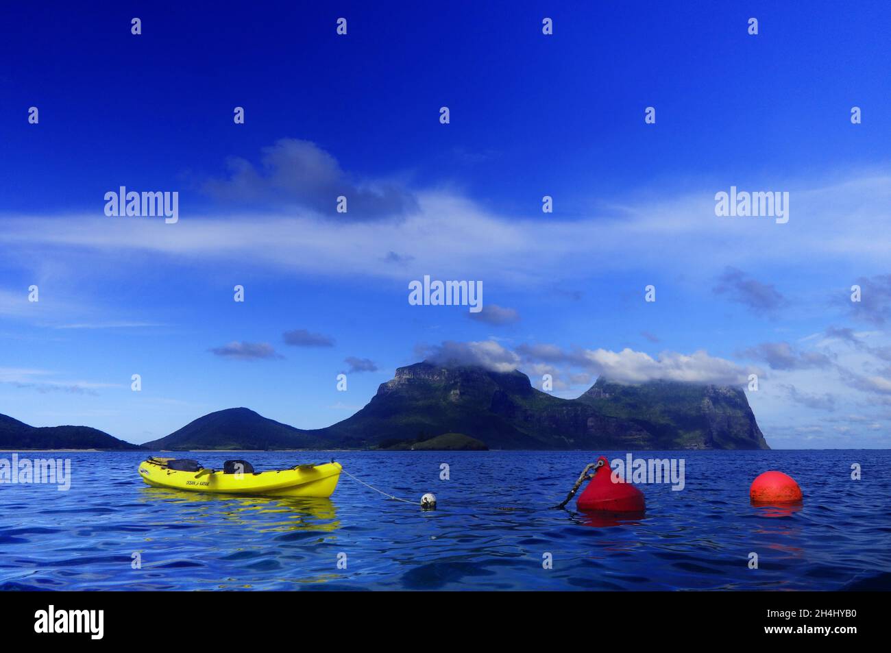 Doppelkajak in der Lagune von North Bay, mit Bergen im Hintergrund, Lord Howe Island National Park, NSW, Australien. Keine PR Stockfoto