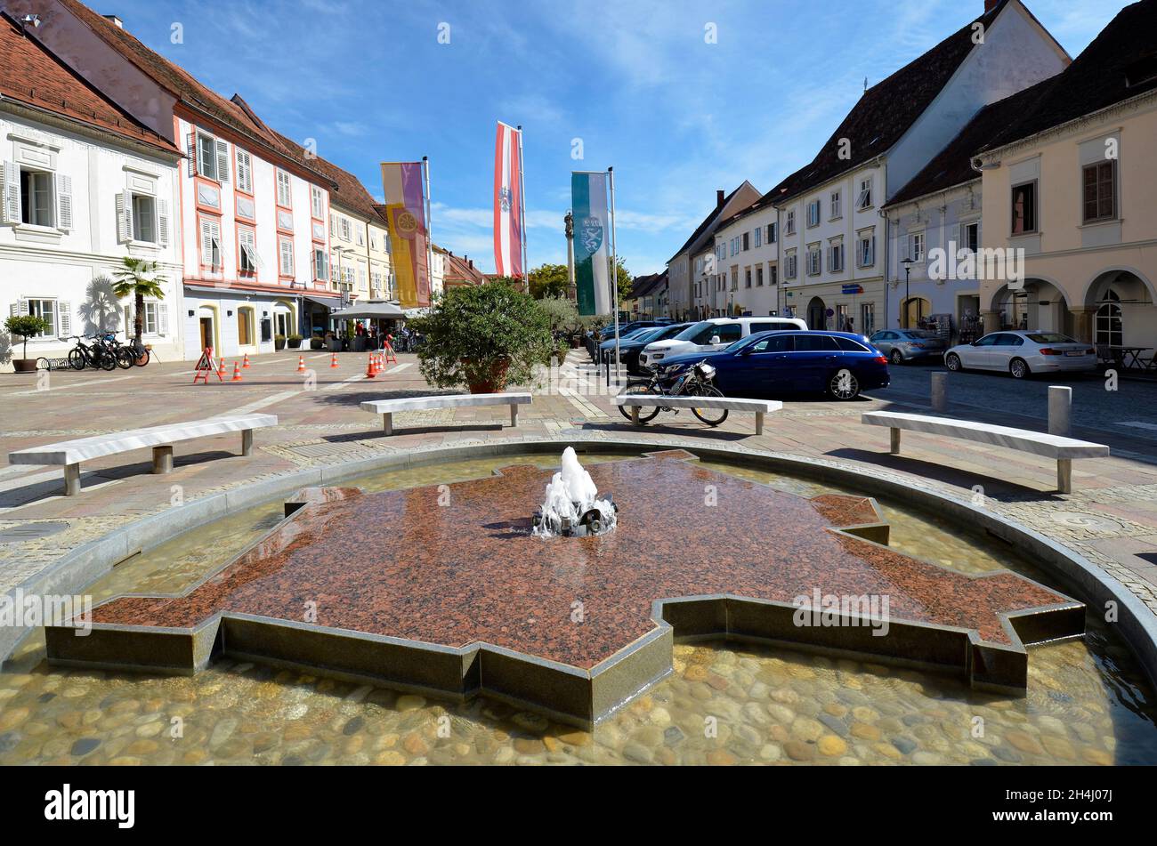 Bad Radkersburg, Österreich - 24. September 2021: Brunnen auf dem Stadtplatz mit Cafés und Restaurants, an der Grenze zu Slowenien, dem Ort und Stockfoto