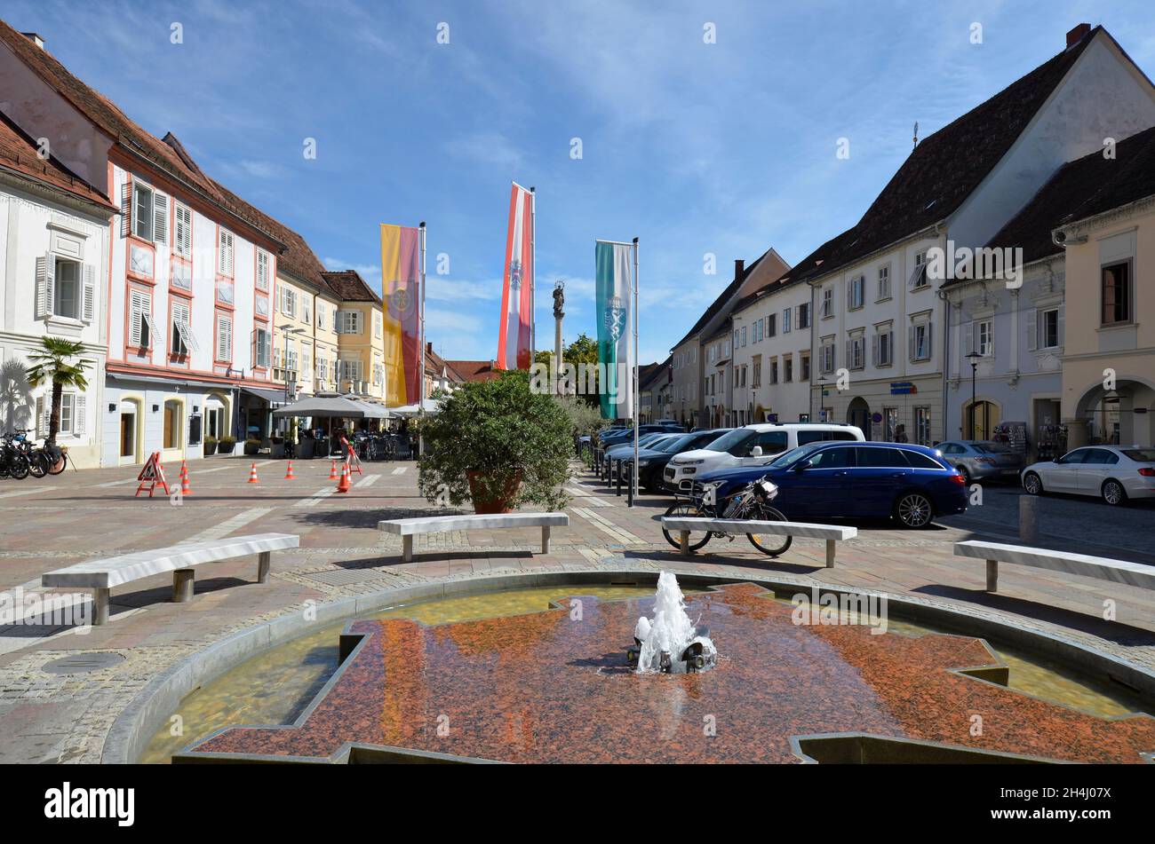 Bad Radkersburg, Österreich - 24. September 2021: Brunnen auf dem Stadtplatz mit Cafés und Restaurants, an der Grenze zu Slowenien, dem Ort und Stockfoto