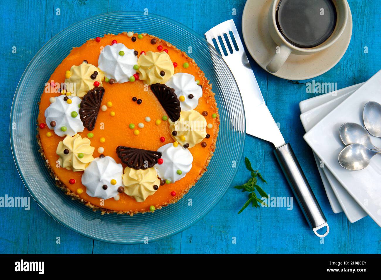 Tarte mit verschiedenen Utensilien zum Servieren und Essen. Stockfoto