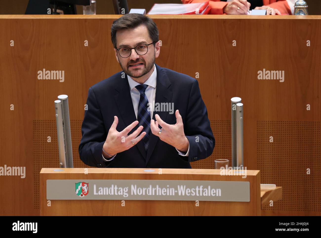 Düsseldorf, Deutschland. November 2021. Thomas Kutschaty, Fraktionschef der SPD, spricht nach der Regierungserklärung des Premierministers im landtag. Der neue Nordrhein-westfälische Ministerpräsident Wüst hat seine erste Regierungserklärung abgegeben. Quelle: Oliver Berg/dpa/Alamy Live News Stockfoto