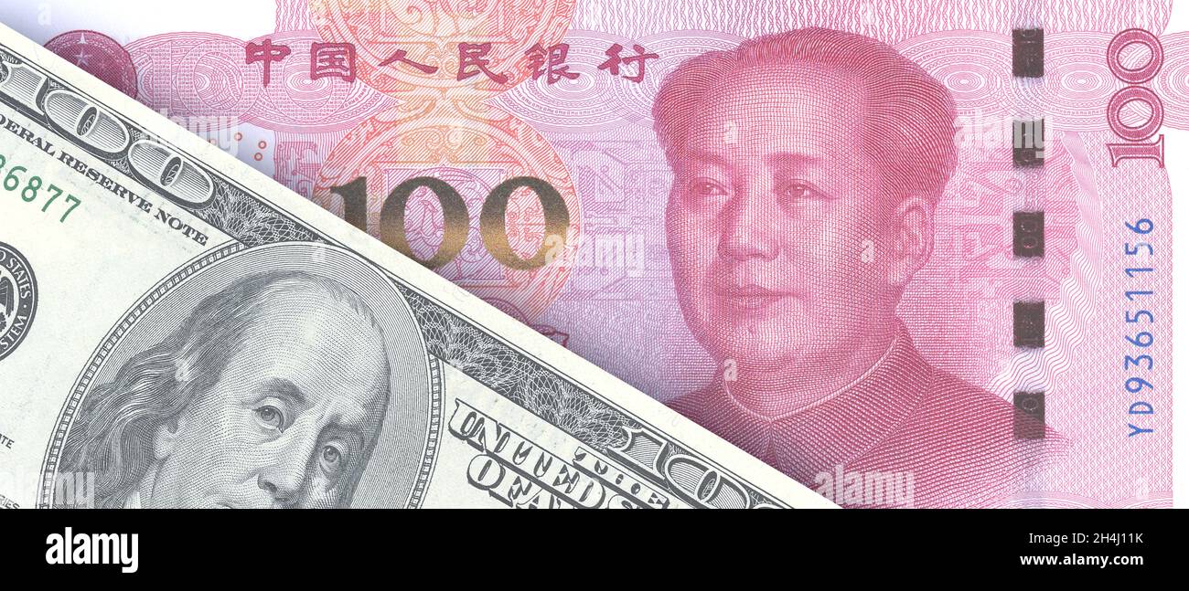 Hintergrund der chinesischen Yuan- und US-Dollar-Banknoten. China und die Vereinigten Staaten von Amerika Papierwährungen. Handels- und Handelskonzept Stockfoto