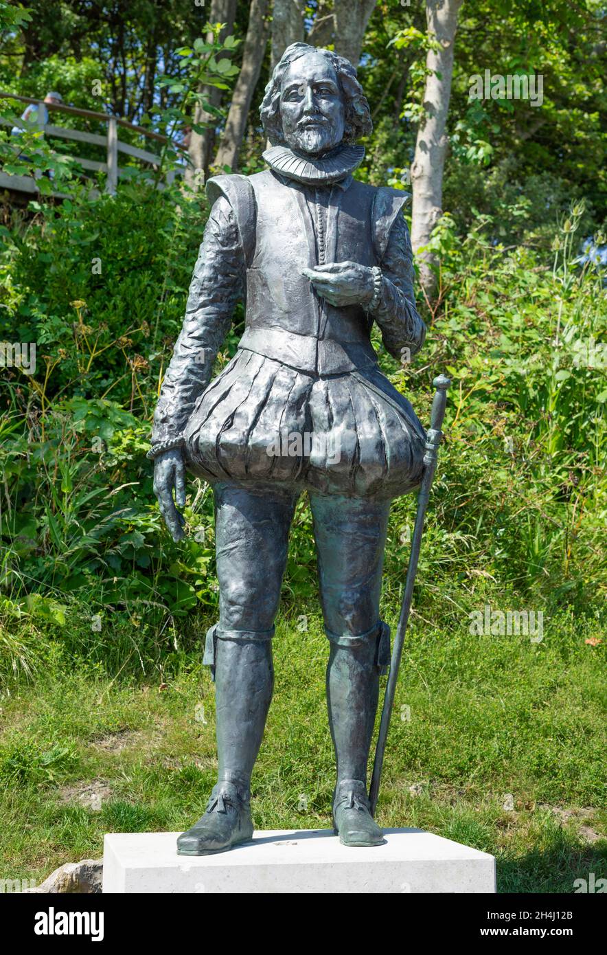 2016 Statue des Admirals Sir George Somers Gründer von Bermuda Langmoor und Lister Gardens Lyme regis Dorset England GB Europa Stockfoto