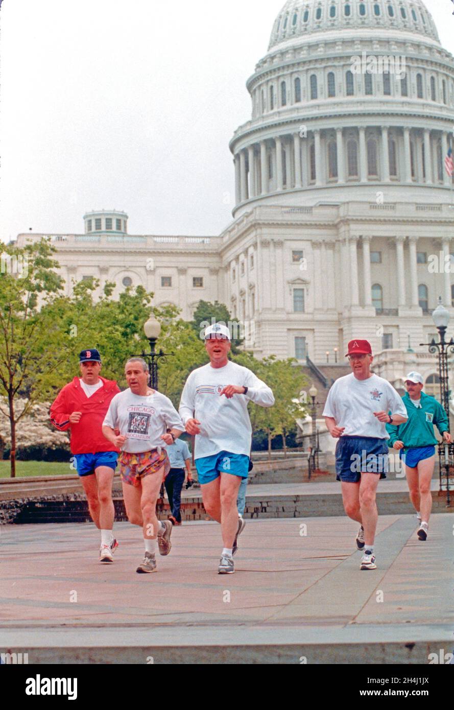 US-Präsident Bill Clinton joggt am frühen Morgen des 4. Mai 1993 auf der Westterrasse des US-Kapitols in Washington, DC. Kredit: Ron Sachs/Pool über CNP Stockfoto