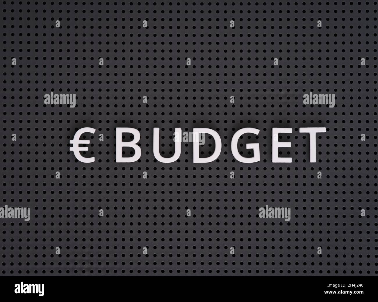 Wortbudget mit Euro-Symbol, das mit weißen Buchstaben auf einer grauen Tafel geschrieben ist Stockfoto