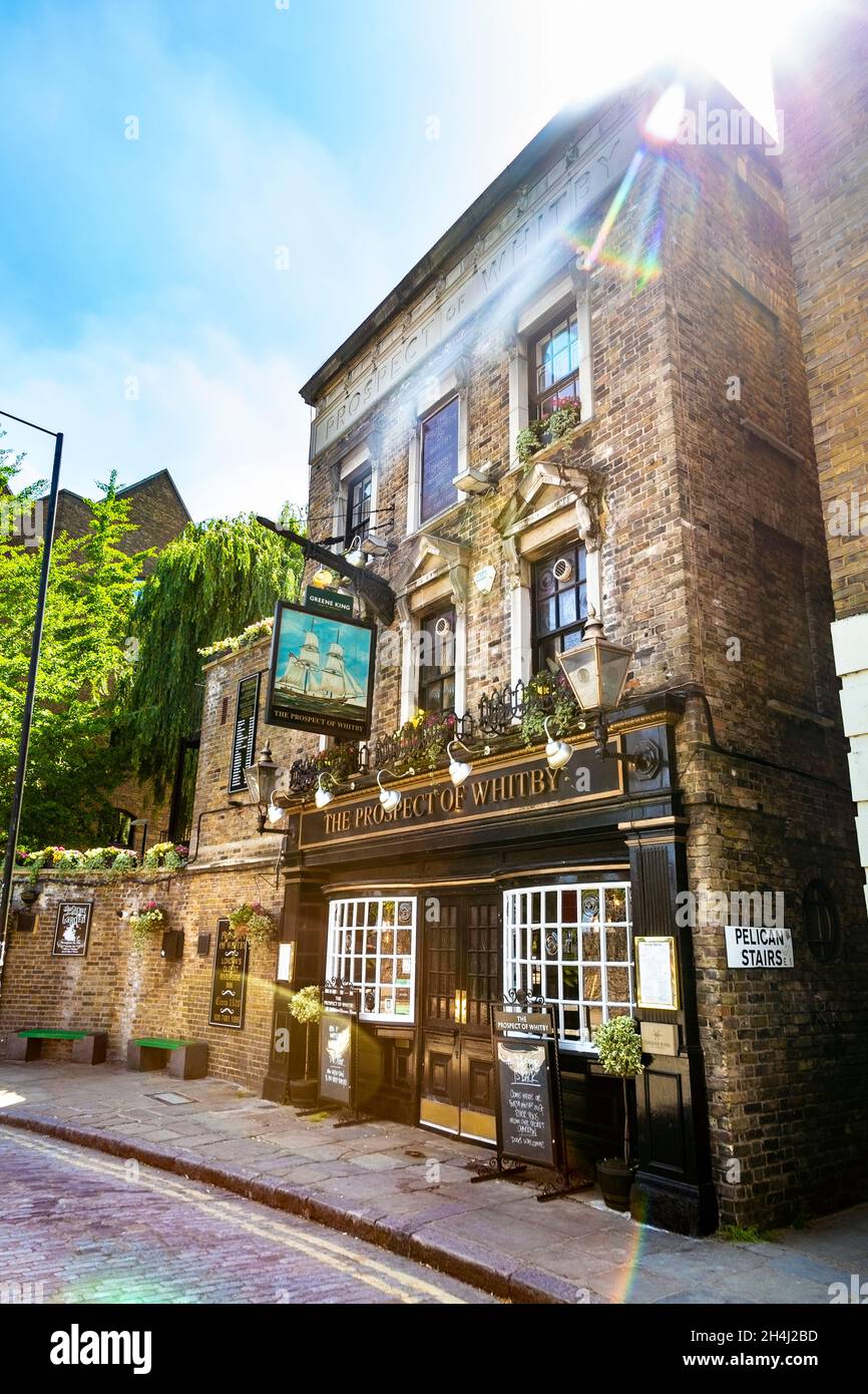 Außenansicht des historischen Pub am Flussufer The Prospect of Whitby aus dem 16. Jahrhundert, Wapping, London, Großbritannien Stockfoto