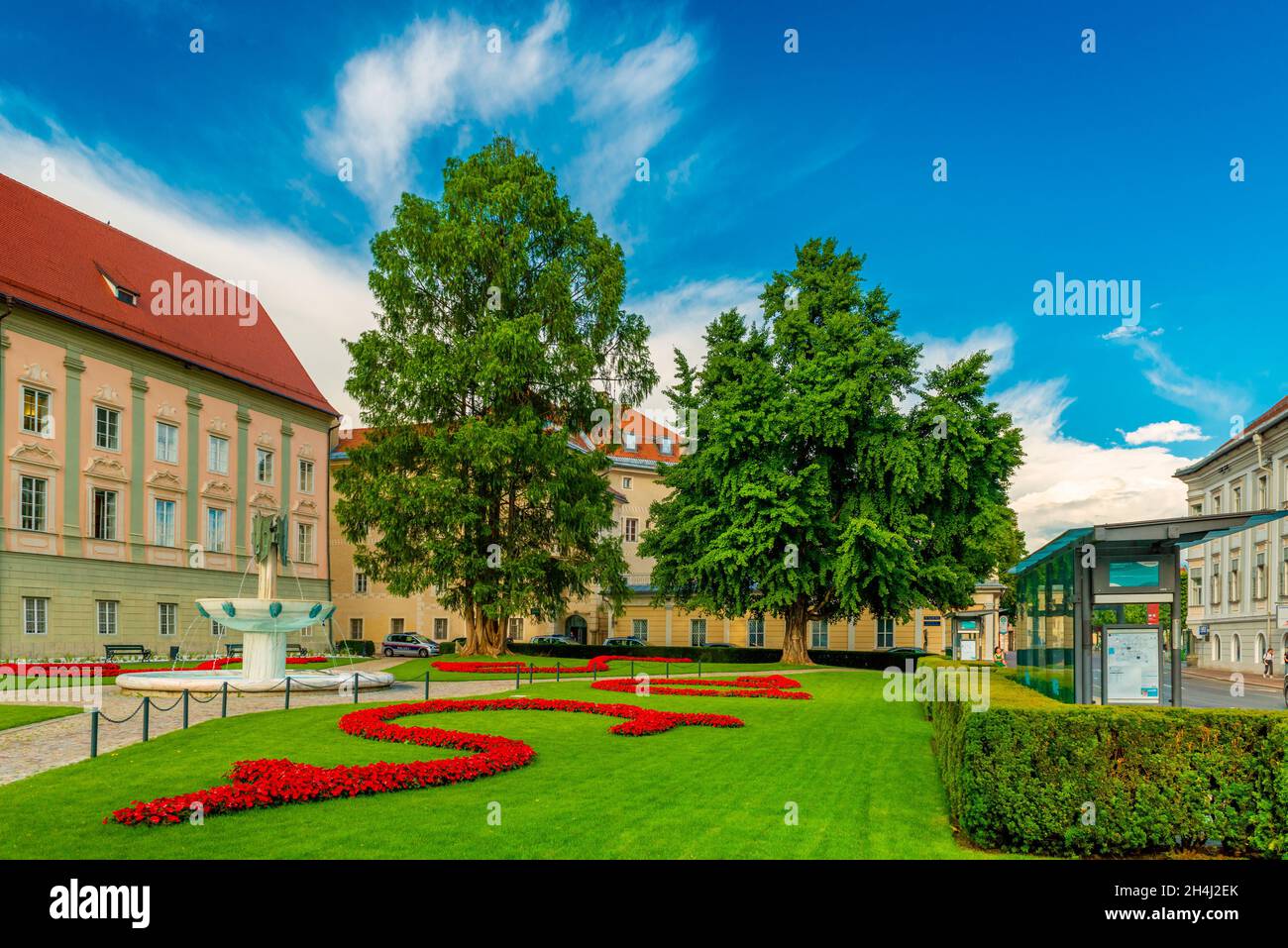 Klagenfurt - Juni 2020, Österreich: Blick auf den Landhauspark in der österreichischen Stadt Klagenfurt Stockfoto
