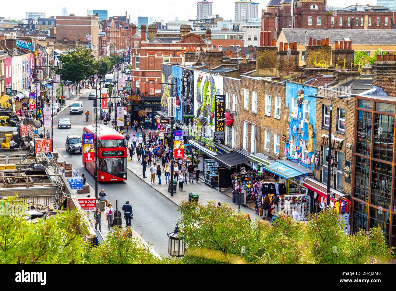 Blick auf die Camden High Street vom Dach von Hawley Wharf, Camden, London, Großbritannien Stockfoto